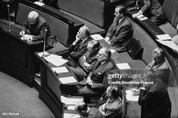 Le premier ministre Georges Pompidou et le ministre de l'économie et des finances Michel Debré lors de l'adoption de la loi dite des 'pouvoirs...