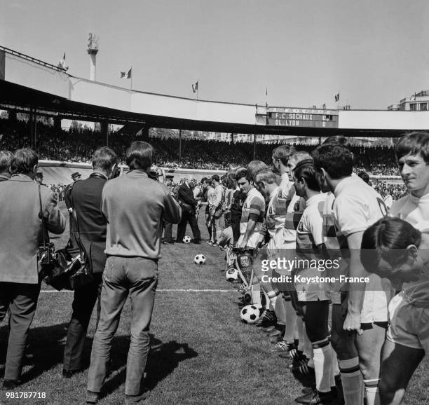 Le général Charles de Gaulle serre la main des joueurs de l'Olympique lyonnais et du FC Sochaux, dont Angel Rambert et André Perrin, juste avant le...