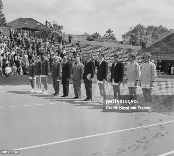 Présentation des équipes avant les matches de double de Coupe Davis qui opposeront la Hongrie à la France au stade Roland-Garros à Paris en France,...