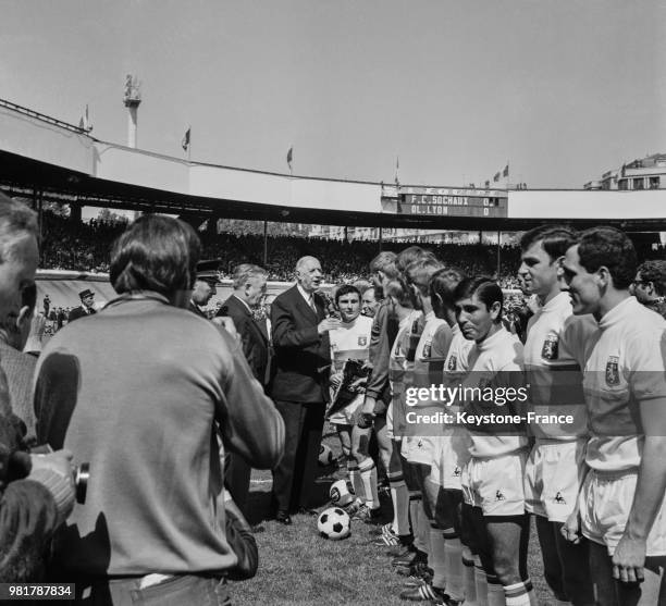 Le général Charles de Gaulle félicitant les joueurs de l'Olympique lyonnais, dont le capitaine Fleury di Nallo, qui viennent de remporter la finale...