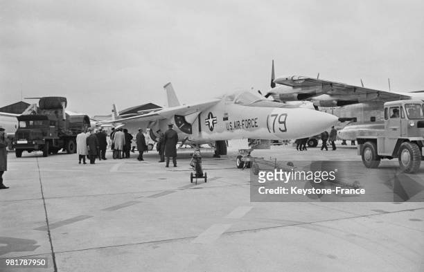 Présentation d'un F-III, un chasseur bombardier de US Air Force à ailes variables, au salon de Bourget en France, le 23 mai 1967.