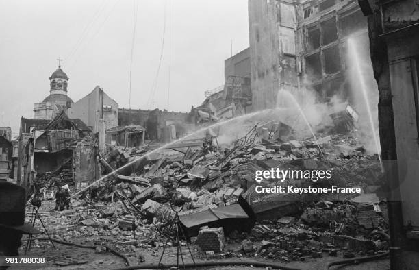 Les restes calcinés du magasin 'Innovation' incendié à Bruxelles en Belgique, le 23 mai 1967.