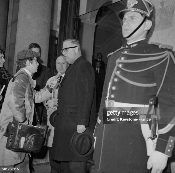 Le ministre des affaires étrangères d'Israël Abba Eban, accompagné par l'ambassadeur d'Israël à Paris Freddy Eytan, est interviewé par un reporter...