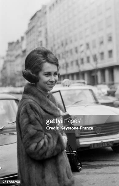 La princesse Sophie de Grèce faisant du shopping avenue Montaigne à Paris en France, le 29 janvier 1969.
