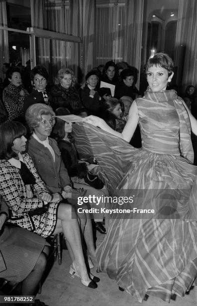 Claude Pompidou assistant à la présentation de la Collection Haute Couture Chanel à Paris en France, le 28 janvier 1969.