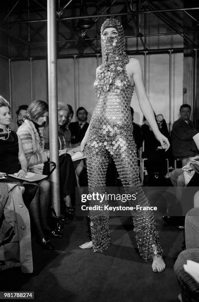 Mannequin portant un modèle Paco Rabanne : un ensemble en plastique transparent et acier avec une cagoule à Paris en France, le 29 janvier 1969.