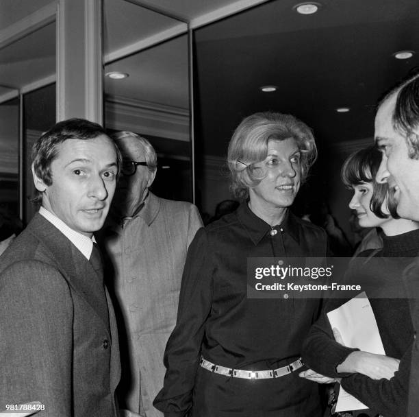 Marc Bohan et Claude Pompidou à la présentation de la Collection Christian Dior Printemps/Eté 1969 à Paris en France, le 28 janvier 1969.