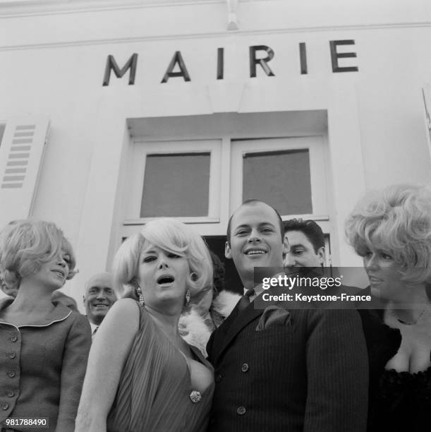 Mariage de la meneuse de revue transgenre Coccinelle avec Mario Heÿns à la mairie de Beynes en France, le 14 mars 1966.