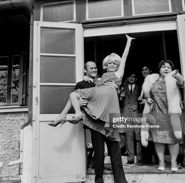 Mariage de la meneuse de revue transgenre Coccinelle avec Mario Heÿns à la mairie de Beynes en France, le 14 mars 1966.