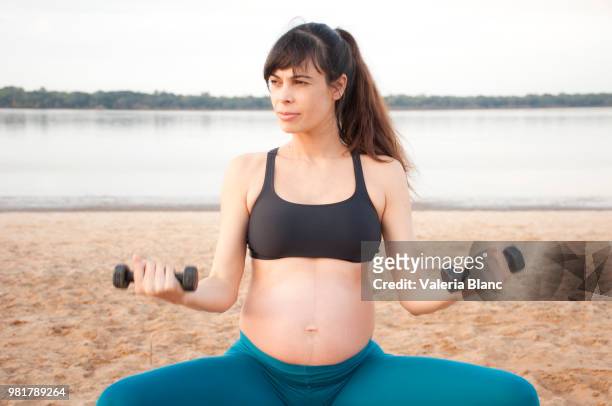 mujer embarazada haciendo gimnasia - mujer stock-fotos und bilder