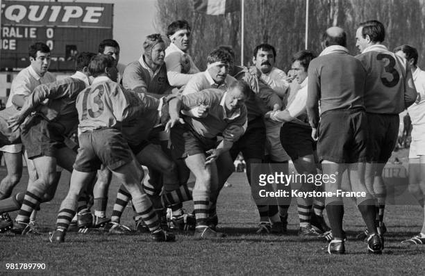 Une phase du match de rugby France - Australie au stade de Colombes en France, le 11 février 1967.