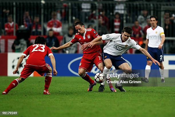 Michael Carrick of Manchester is challenged by Franck Ribery and Danijel Pranjic of Muenchen during the UEFA Champions League quarter final first leg...