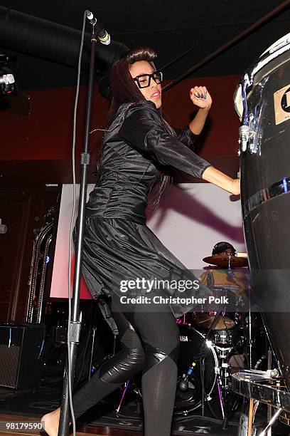 Singer VV Brown performs onstage at Star Magazine Celebrates Young Hollywood held at Voyeur on March 31, 2010 in West Hollywood, California.