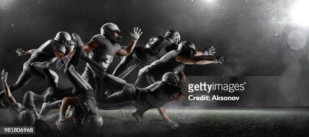 amerikaanse voetballers in donkere sport stadion - aksonov stockfoto's en -beelden
