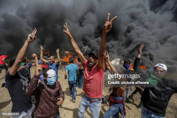 Palestinian protesters gesture during clashes with Israeli forces along the Israeli-Gaza border in Khan Younis, central Gaza Strip, 06 April 2018....