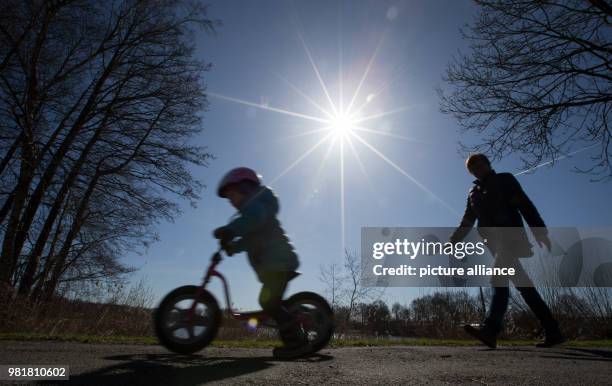April 2018, Germany, Ibbenbueren: The sun shines over Lake Aasee. Photo: Friso Gentsch/dpa