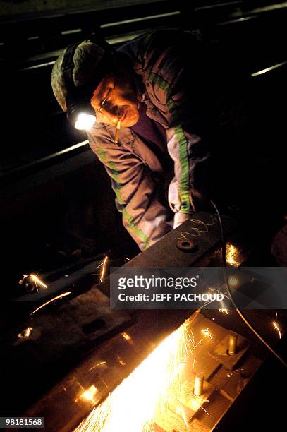 Photo prise en mai 2006, d'un employé du Syndicat des transports en commun pour le Rhône et l'agglomération lyonnaise attaché à la maintenance des...