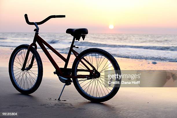bicycle on tranquil beach at dawn as sun rises - hilton head stock pictures, royalty-free photos & images