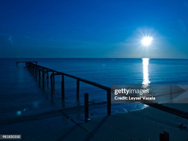 muelle en ruinas - muelle stock-fotos und bilder