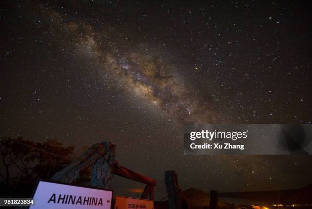 milky way, mauna kea, big island, hawaii - kearton stock-fotos und bilder