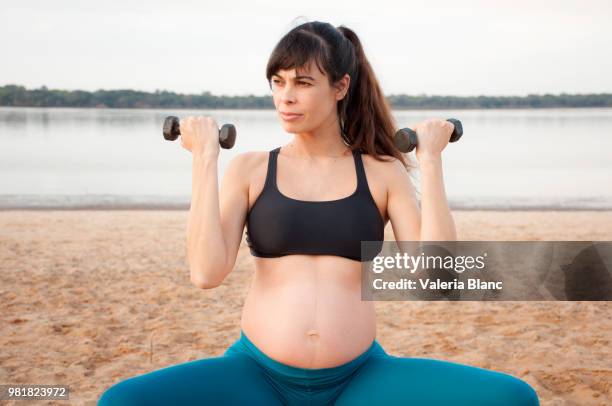 mujer embarazada haciendo gimnasia - mujer stock-fotos und bilder