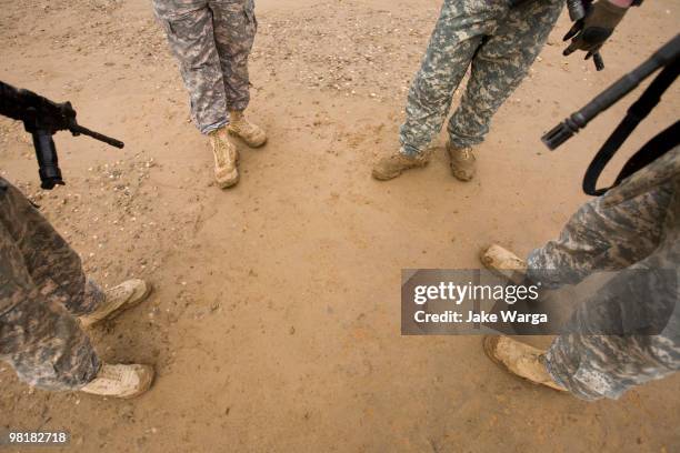 u.s. army troops standing around in northern iraq - iraq tikrit stock pictures, royalty-free photos & images