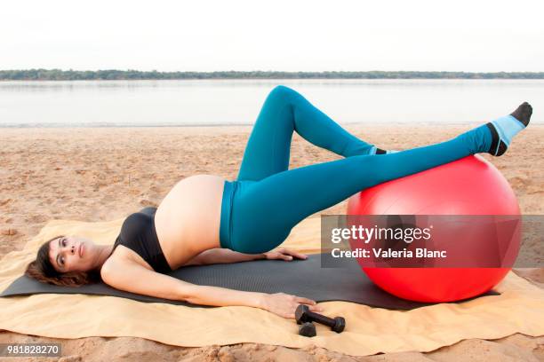 mujer embarazada haciendo gimnasia - mujer stock-fotos und bilder