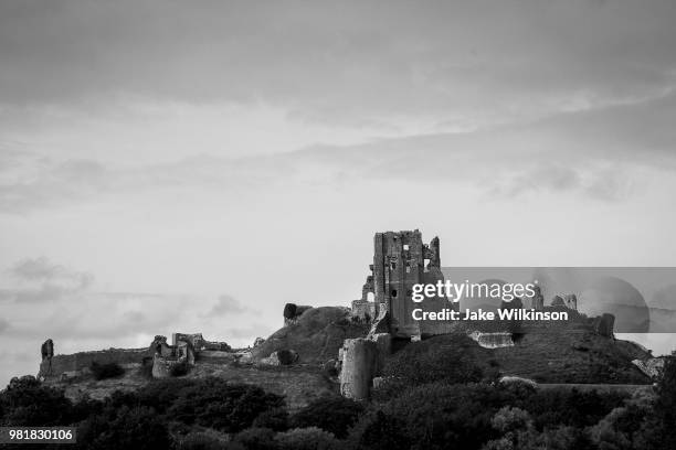corfe castle b&w - corfe stock pictures, royalty-free photos & images