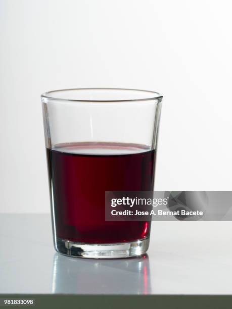 glass of red wine in front of white background. - fotografía de alta velocidad fotografías e imágenes de stock