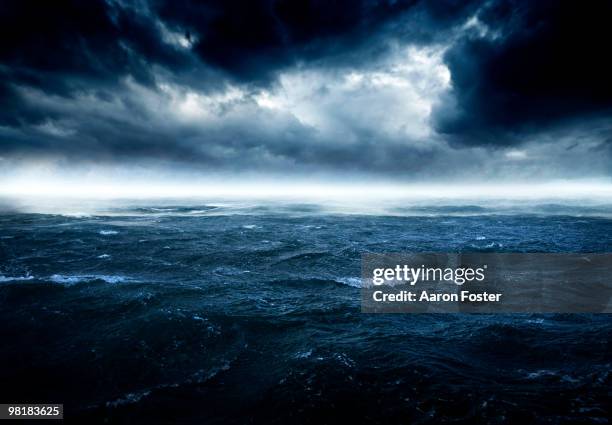 stormy ocean - mare tempesta foto e immagini stock