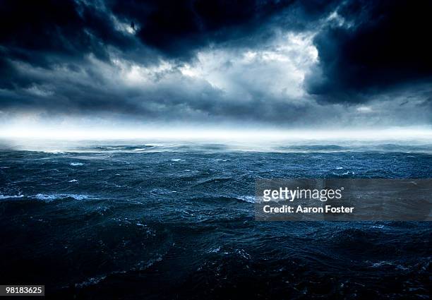 stormy ocean - onheilspellend stockfoto's en -beelden