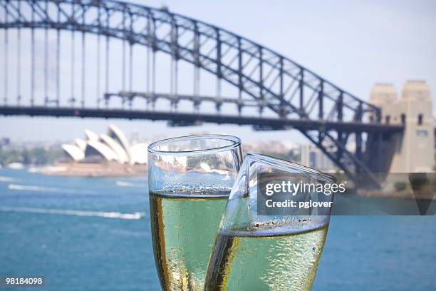 champagne sur le pont harbour bridge de sydney - darling harbor photos et images de collection