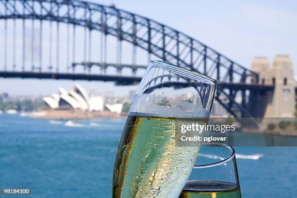 champagne sur le pont harbour bridge de sydney - darling harbor photos et images de collection