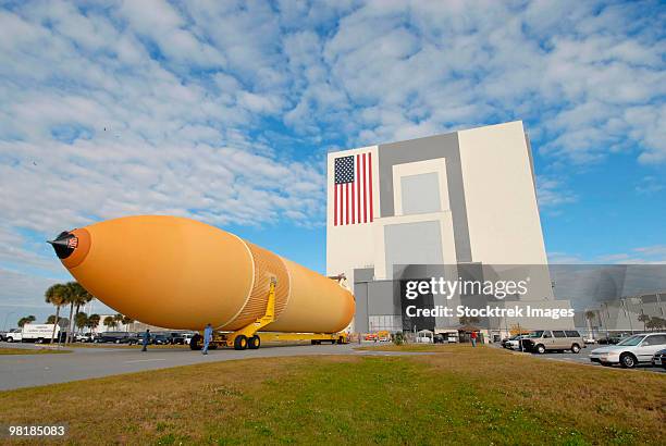 external tank 130 rolls toward kennedy space center's vehicle assembly building. - nasa kennedy space center stockfoto's en -beelden