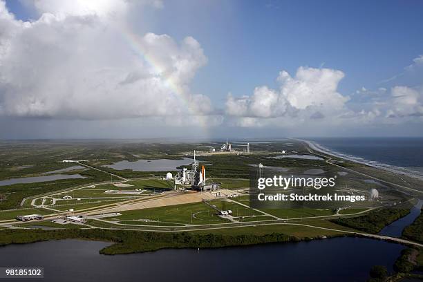 space shuttle atlantis and endeavour sit on their launch pads at kennedy space center. - ruimteshuttle atlantis stockfoto's en -beelden
