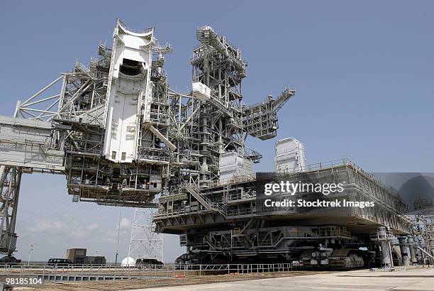 the mobile launcher platform is being moved via the crawler-transporter underneath. - nasa kennedy space center stockfoto's en -beelden