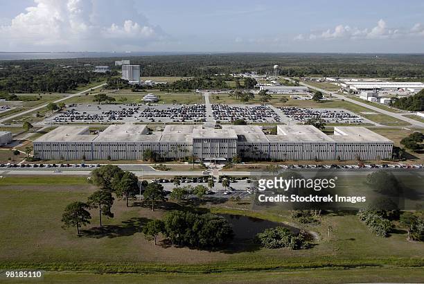 aerial view of kennedy space center. - nasa kennedy space center stockfoto's en -beelden