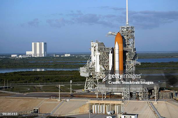 space shuttle atlantis atop the mobile launcher platform sits on the launch pad. - cabo canaveral - fotografias e filmes do acervo