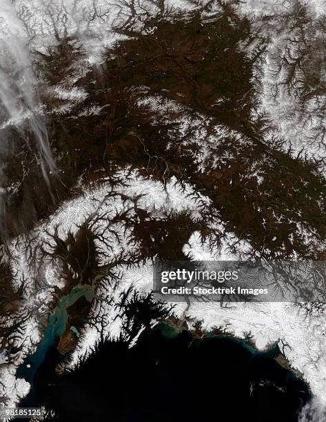 snow in south central alaska. - montañas de chugach fotografías e imágenes de stock