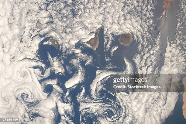 cloud vortices in the area of the canary islands in the north atlantic ocean. - von karman vortex stock-fotos und bilder