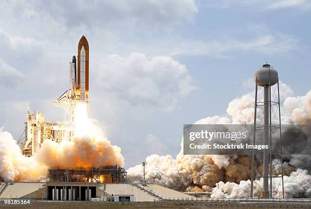 space shuttle atlantis lifts off from its launch pad. - space shuttle atlantis mission continues stock-fotos und bilder