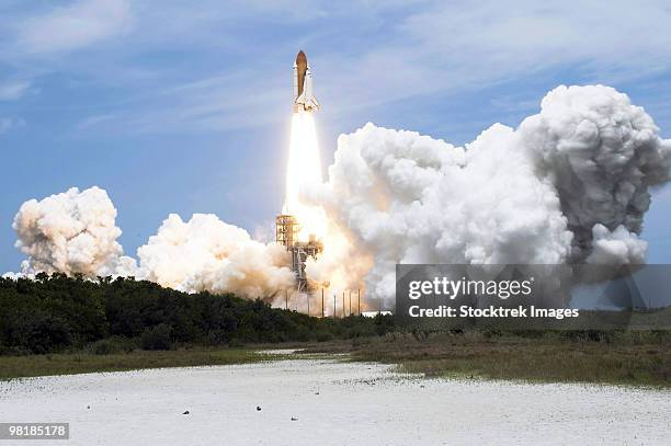 space shuttle atlantis lifts off from its launch pad toward earth orbit. - launch pad stock pictures, royalty-free photos & images