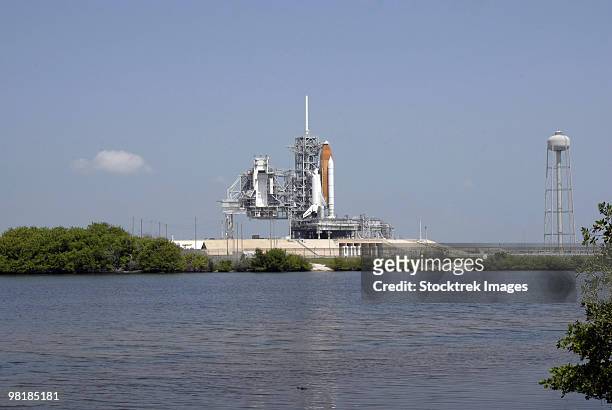 space shuttle endeavour on the launch pad at kennedy space center. - cabo canaveral - fotografias e filmes do acervo