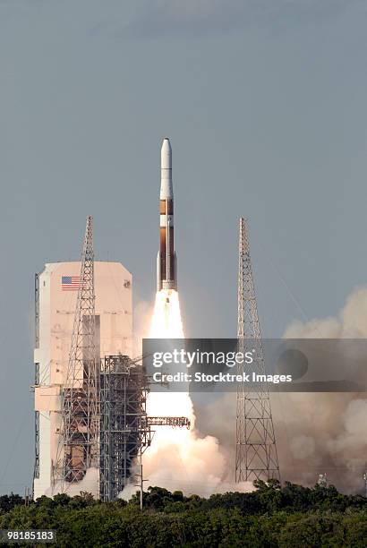 a delta iv rocket lfits off from its launch complex. - cabo canaveral - fotografias e filmes do acervo