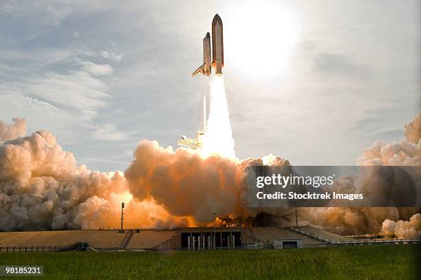 space shuttle endeavour lifts off from kennedy space center. - launch pad fotografías e imágenes de stock