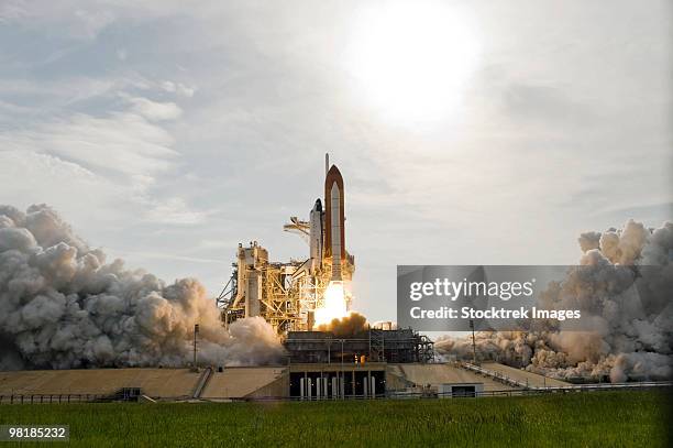 space shuttle endeavour lifts off from kennedy space center. - nasa kennedy space center stockfoto's en -beelden