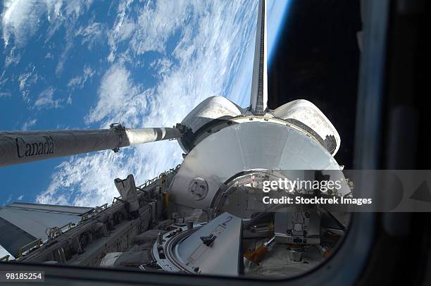 space shuttle discovery backdropped by earth's horizon. - planeta terra fotografías e imágenes de stock