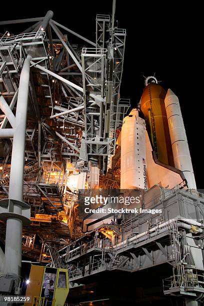 space shuttle endeavour on the launch pad at kennedy space center, florida. - endeavour imagens e fotografias de stock