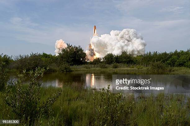 space shuttle endeavour lifts off from kennedy space center. - cabo canaveral imagens e fotografias de stock
