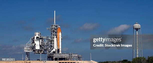 space shuttle discovery sits ready on the launch pad at kennedy space center. - cabo cañaveral fotografías e imágenes de stock